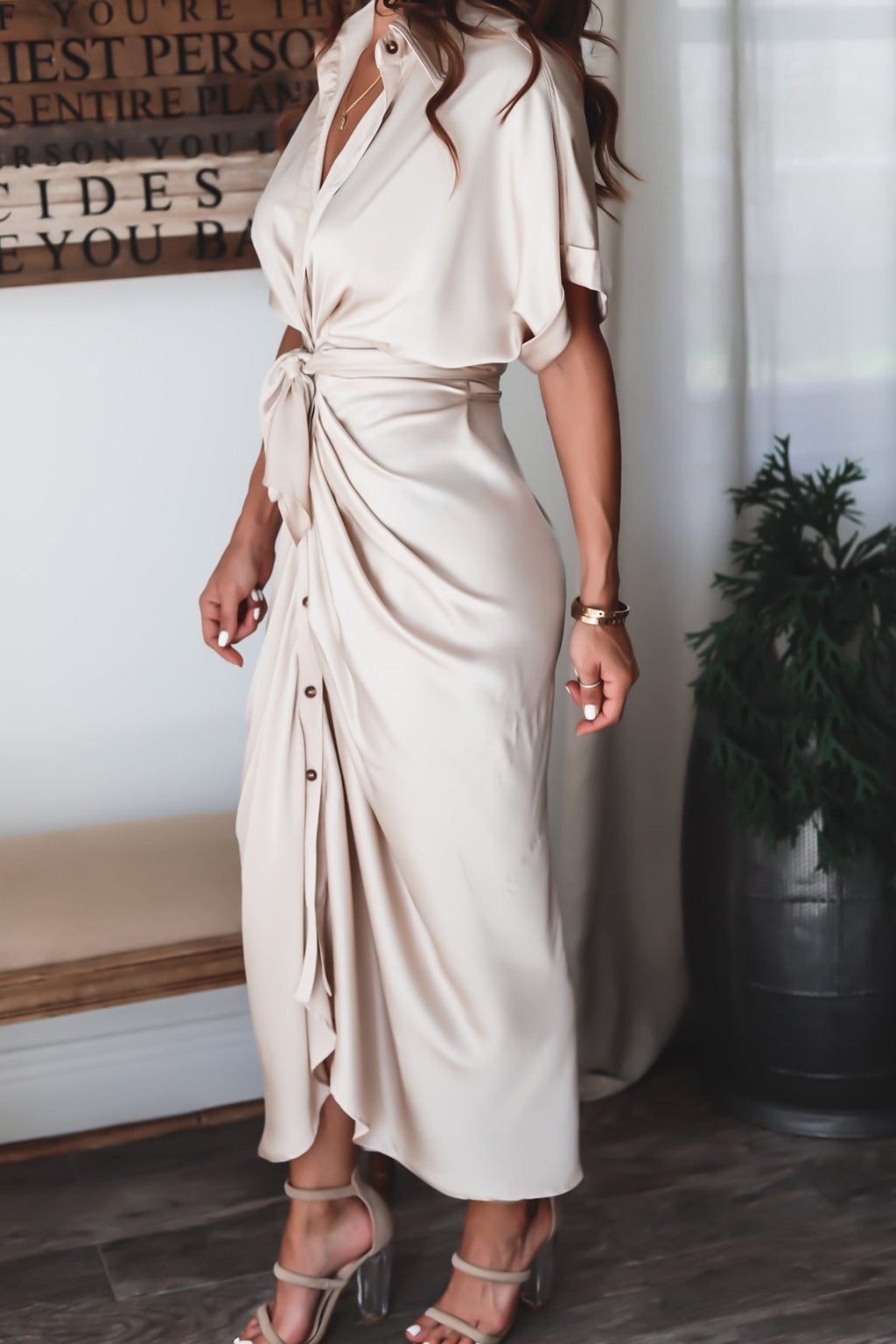 Maxi abito da donna, sofisticato ed elegante, con chiusura a bottoni