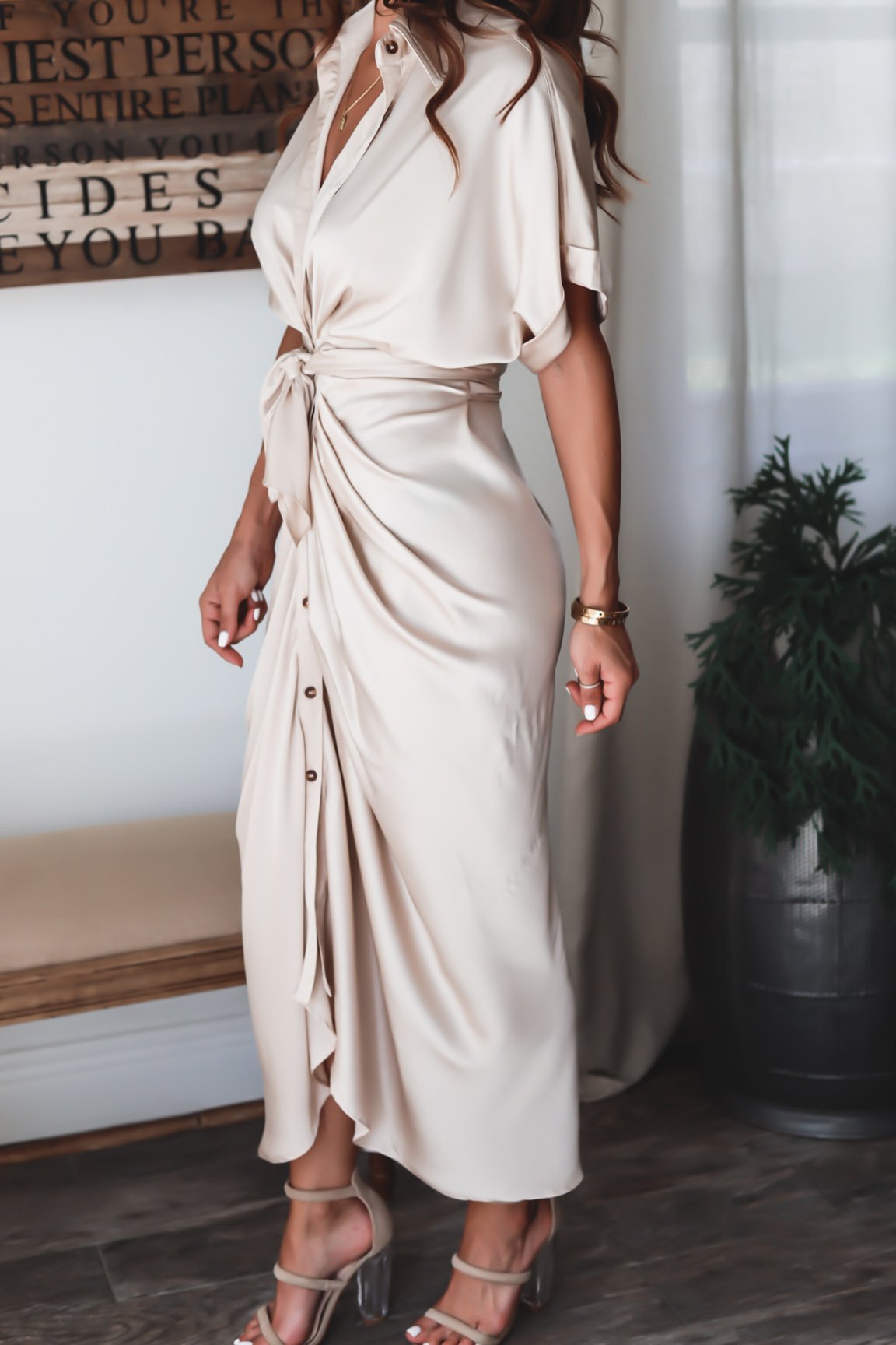 Maxi abito da donna, sofisticato ed elegante, con chiusura a bottoni