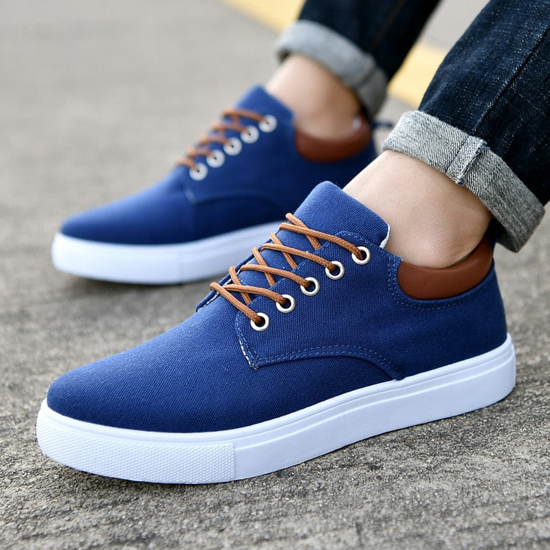Sneakers da uomo alla moda con suola bianca