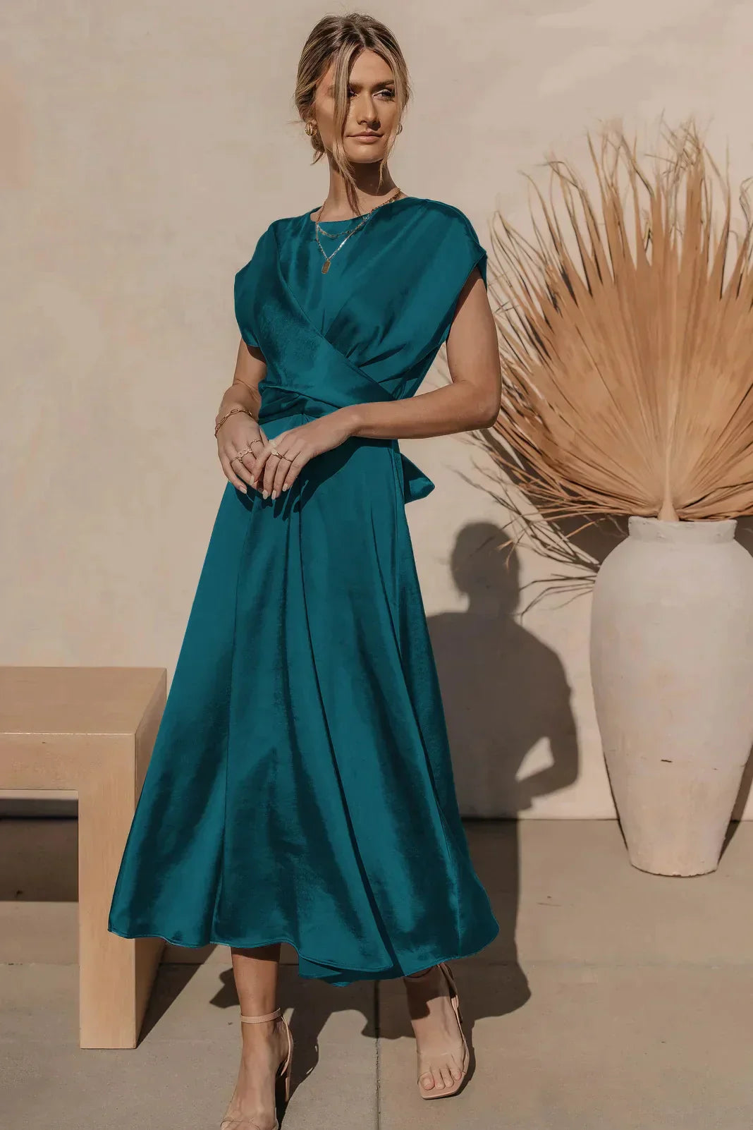 Elegante abito da sposa midi in raso di seta da donna