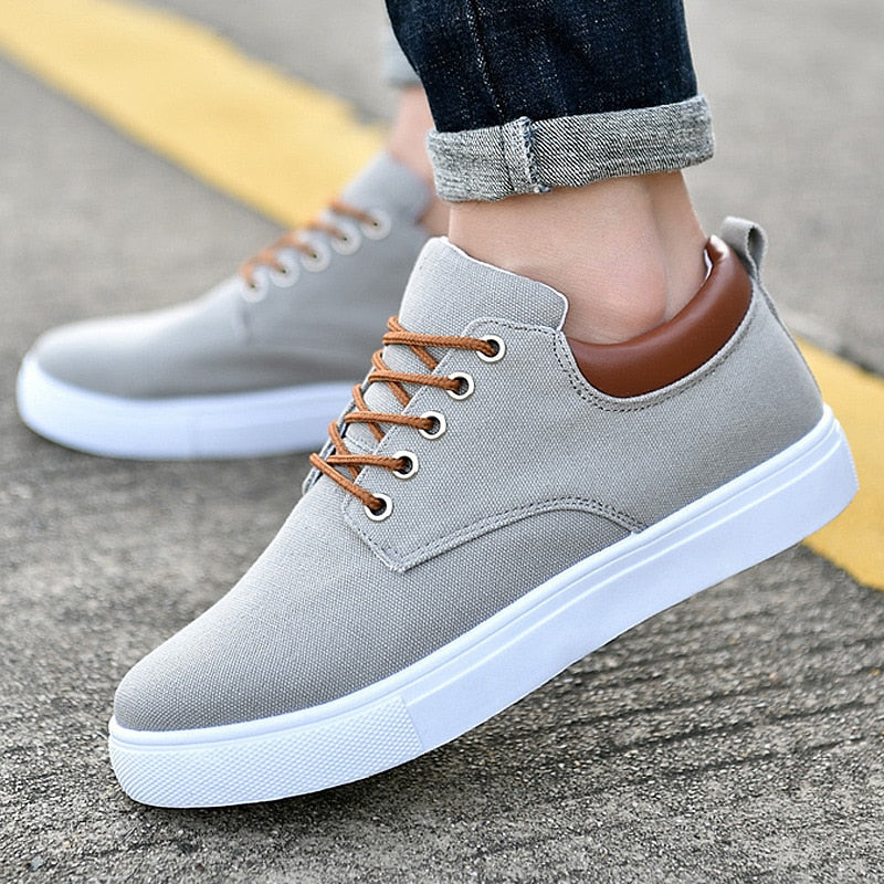 Sneakers da uomo alla moda con suola bianca