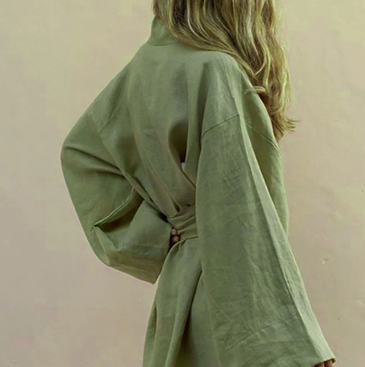 Mini abito kimono casual leggero e di tendenza per le donne