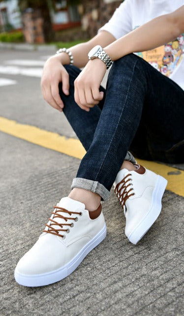 Sneakers da uomo alla moda con suola bianca