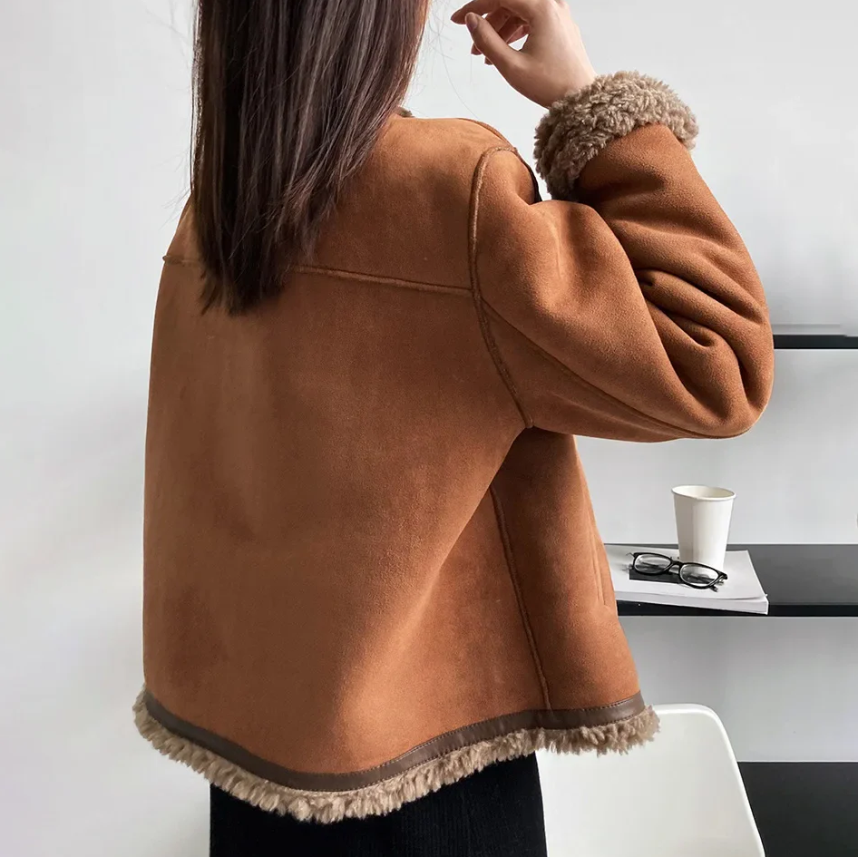Giacca sartoriale in pelle scamosciata morbida e di tendenza da donna