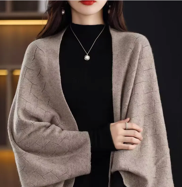 Poncho con chiusura a bottoni - elegante scialle lavorato a maglia da donna