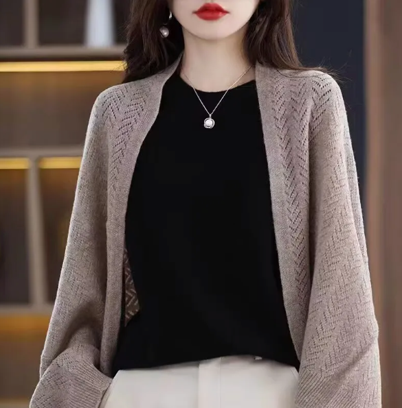 Poncho con chiusura a bottoni - elegante scialle lavorato a maglia da donna
