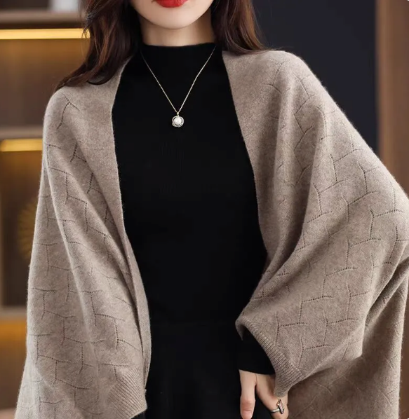 Poncho con chiusura a bottoni - elegante scialle lavorato a maglia da donna