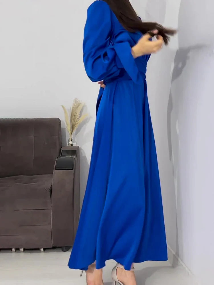 Elegant aftenkjole i satin til kvinder – Lang trapezformet kjole med lange pufærmer