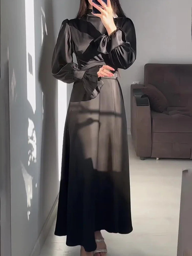 Elegant aftenkjole i satin til kvinder – Lang trapezformet kjole med lange pufærmer