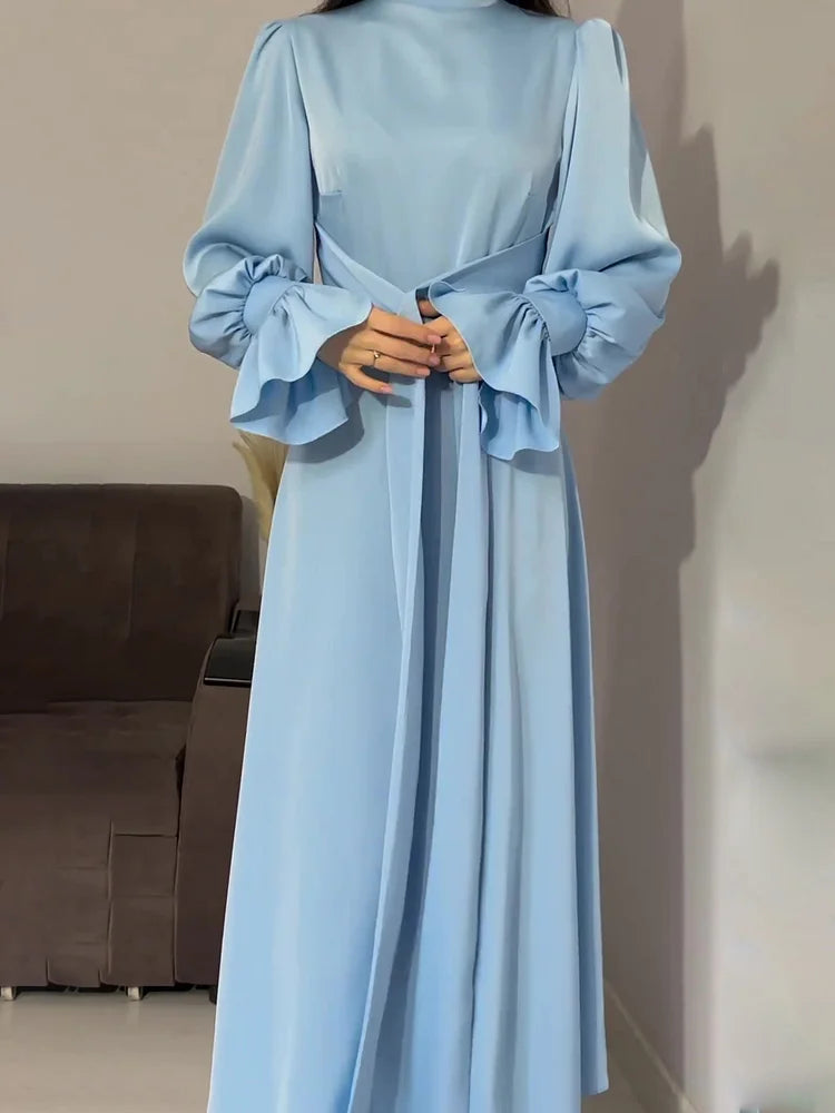 Elegant aftenkjole i satin til kvinder – Lang trapezformet kjole med lange pufærmer