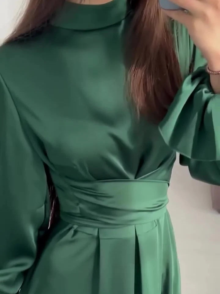 Elegant aftenkjole i satin til kvinder – Lang trapezformet kjole med lange pufærmer