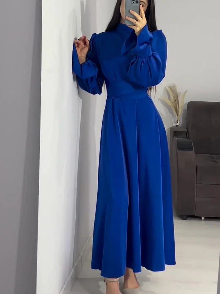 Elegant aftenkjole i satin til kvinder – Lang trapezformet kjole med lange pufærmer