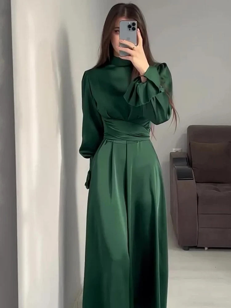 Elegant aftenkjole i satin til kvinder – Lang trapezformet kjole med lange pufærmer