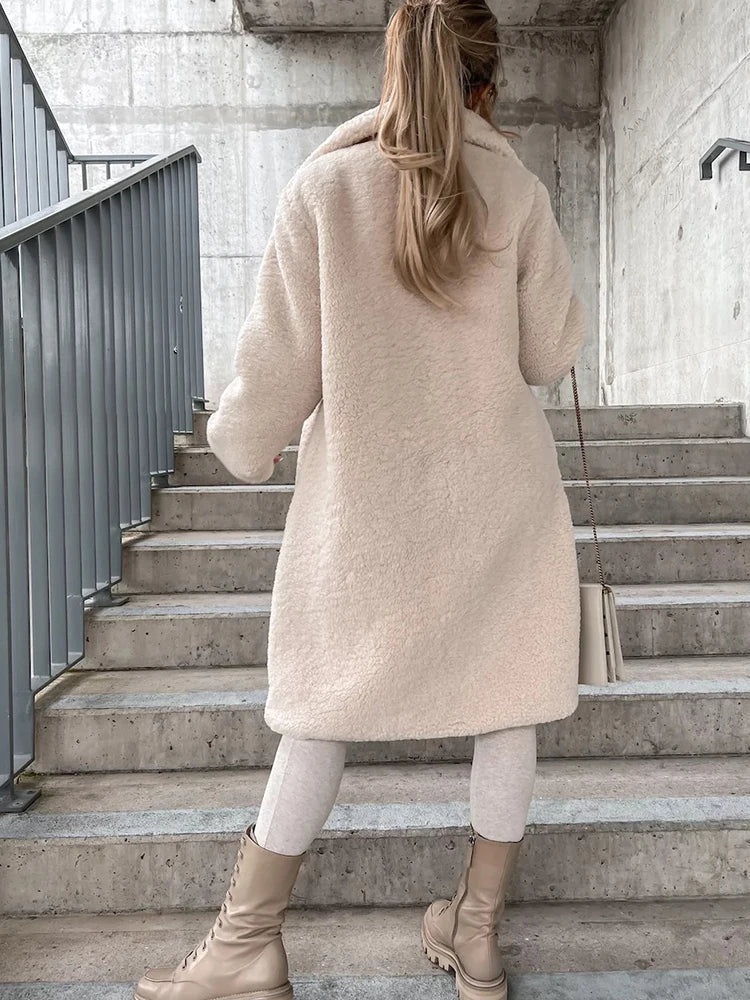 Cappotto lungo in pile beige per donna - caldo e morbido