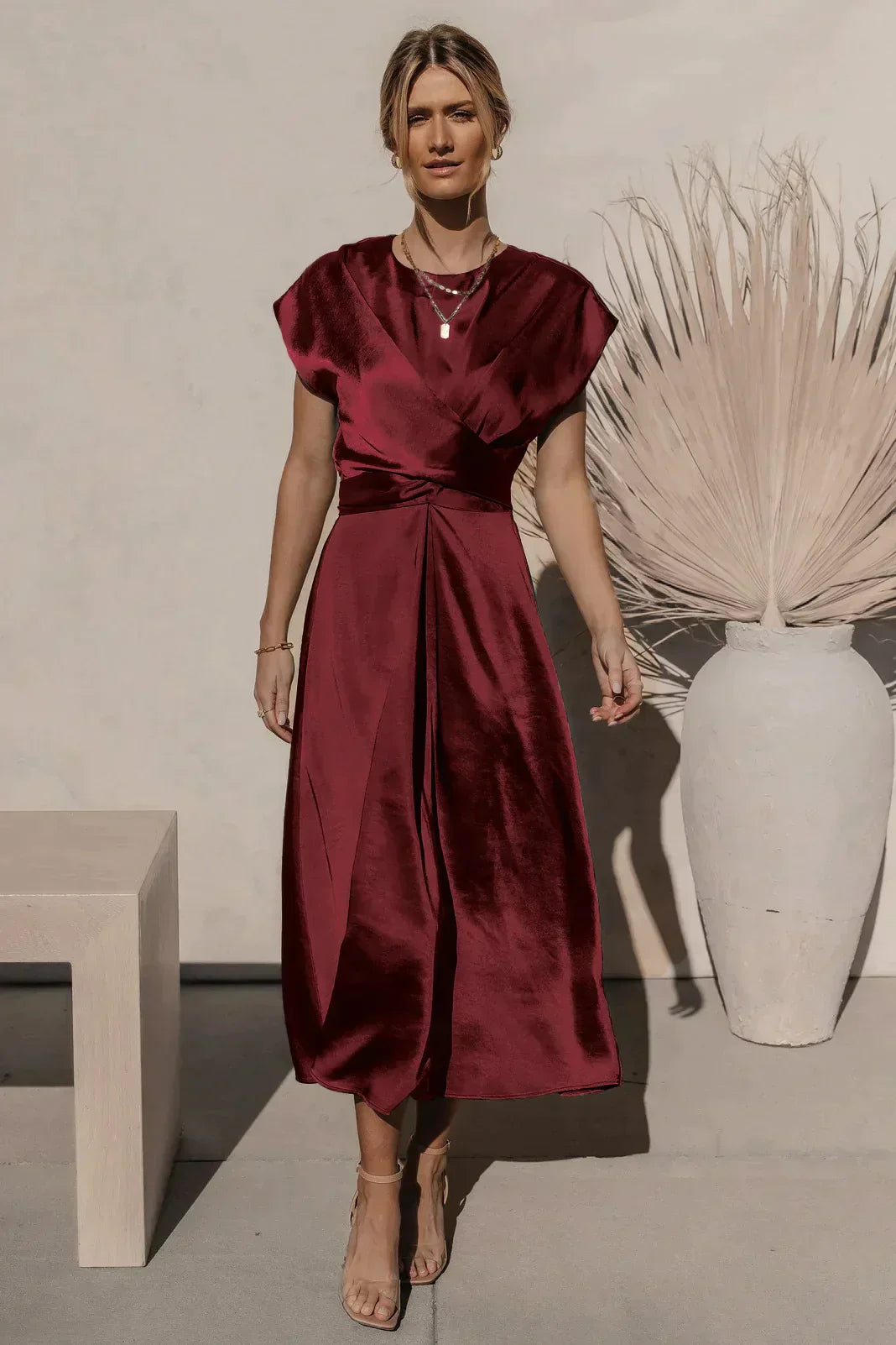 Elegante abito da sposa midi in raso di seta da donna