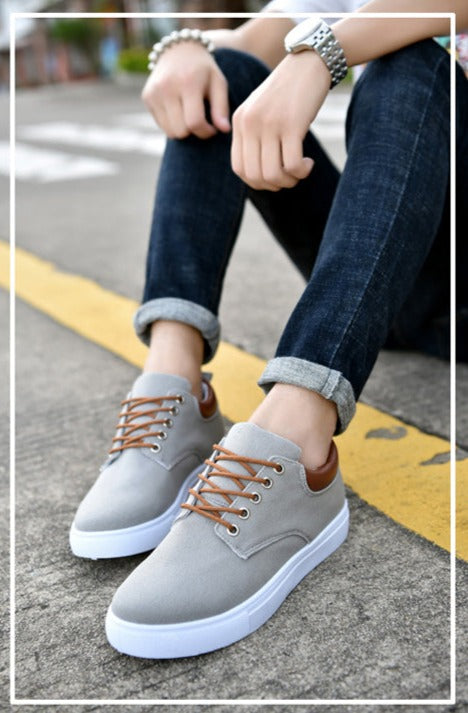 Sneakers da uomo alla moda con suola bianca