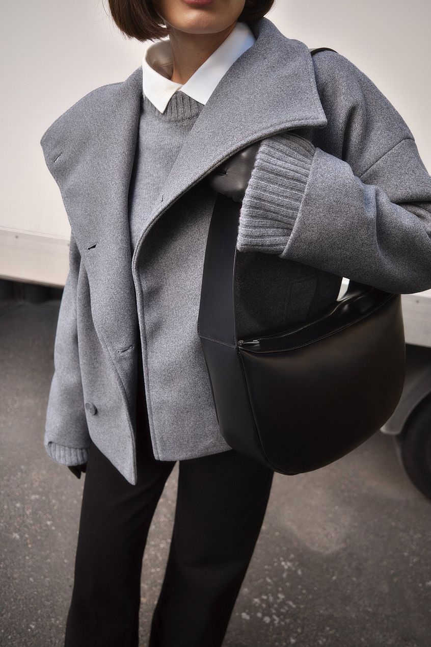Kort dobbeltradet uldjakke til kvinder – Elegant og varm grå frakke