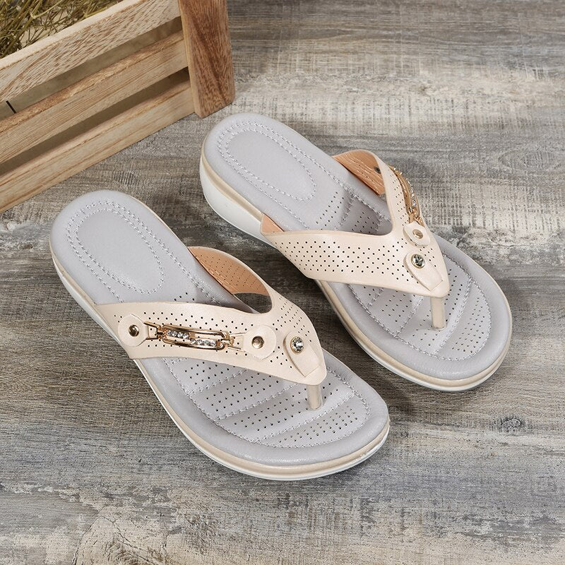 Infradito comode da donna con tacco piccolo - leggere, casual, per passeggiate e spiaggia