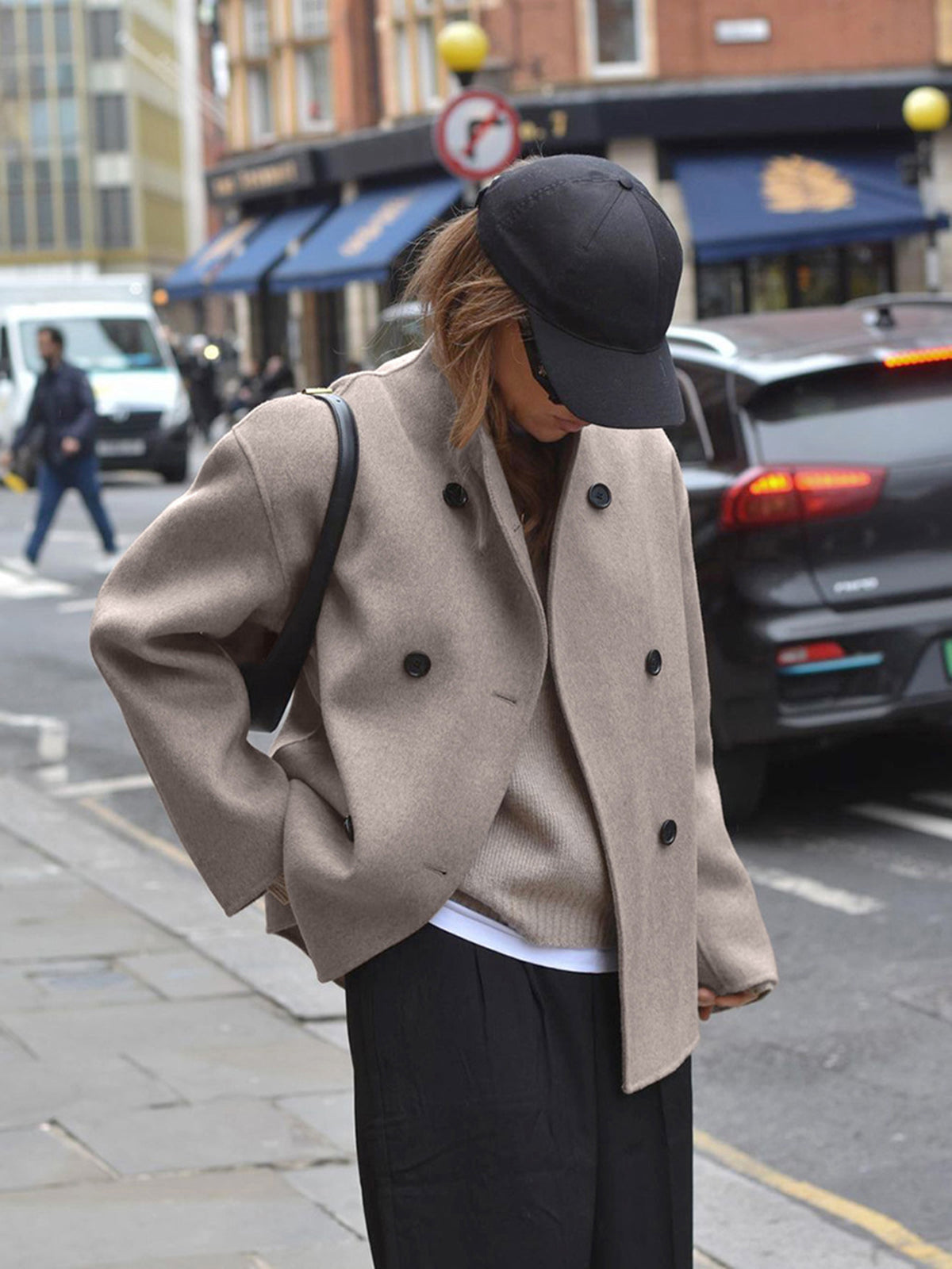 Giacca ampia con bottoni da donna - Giacca alla moda con collo alto