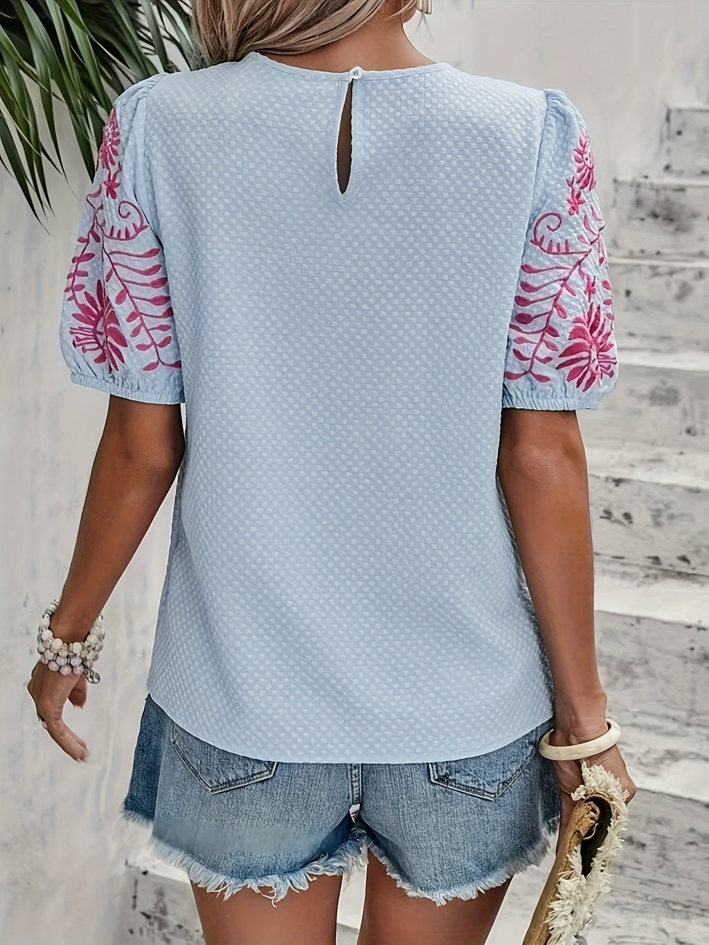 Top elegante con maniche a sbuffo da donna