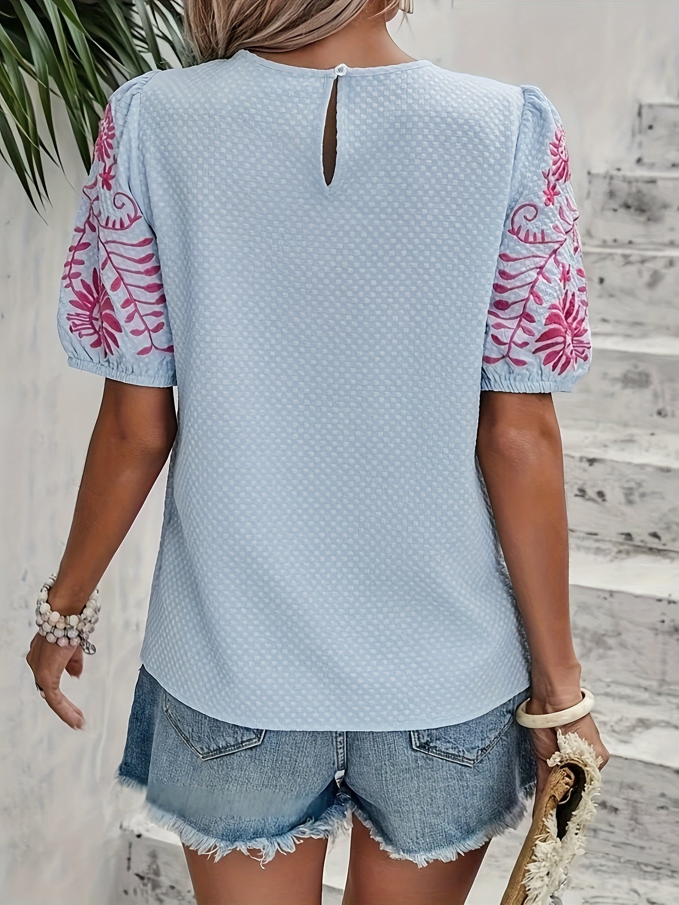 Top elegante con maniche a sbuffo da donna