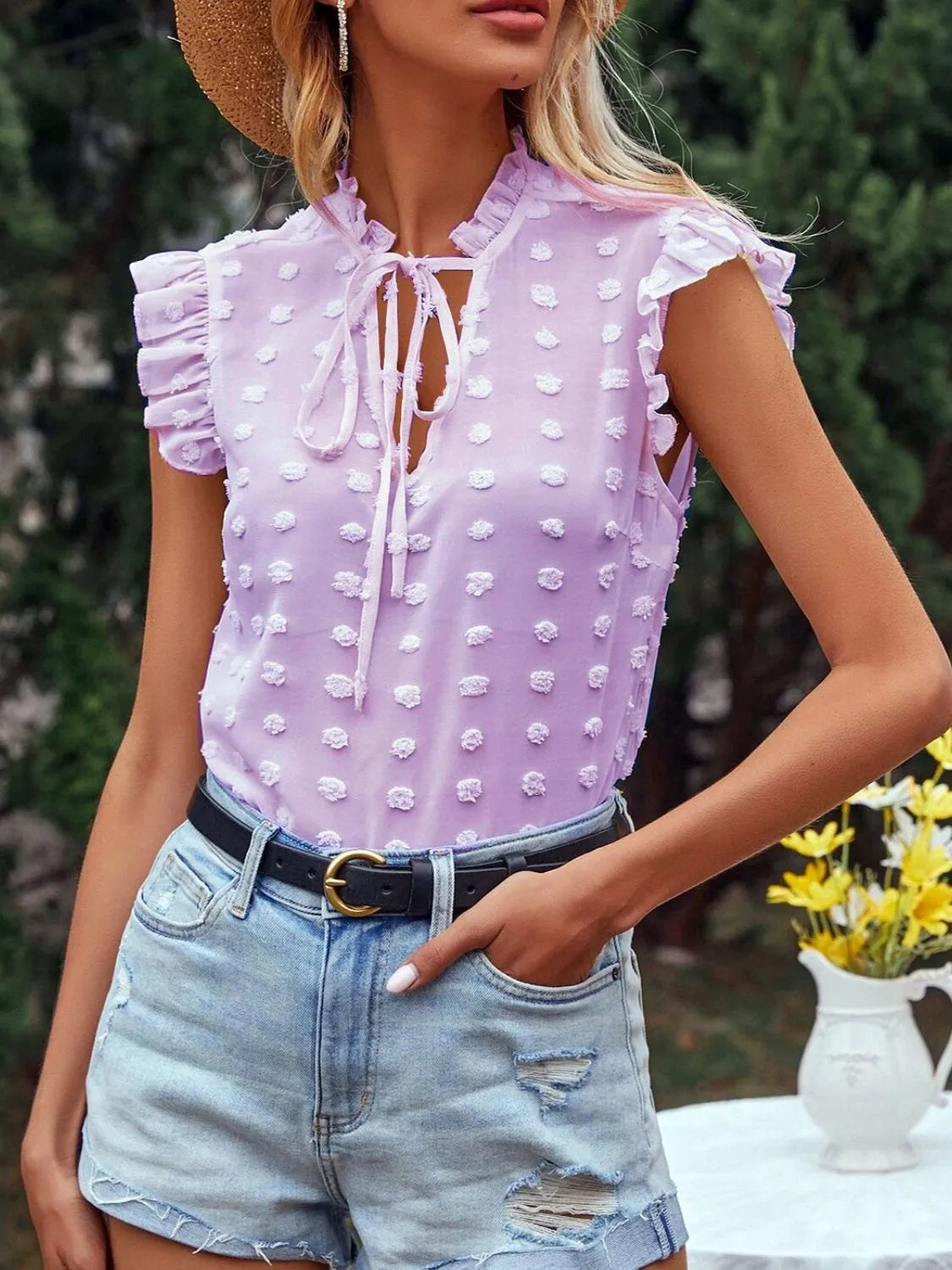 Elegante camicetta a pois con collo alto e volant