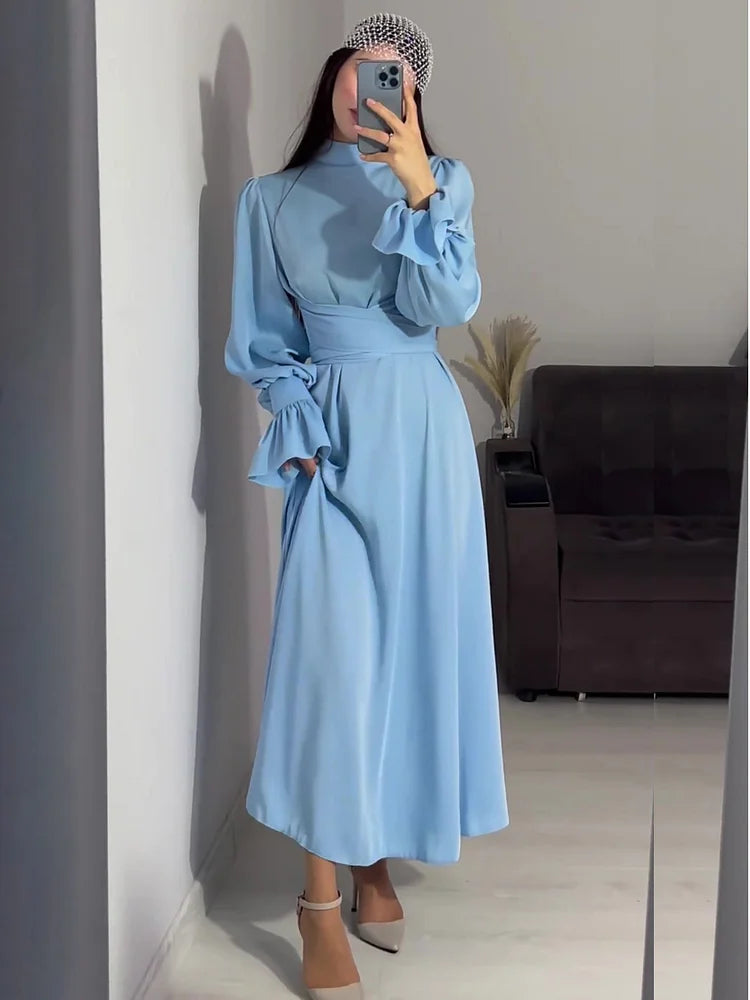 Elegant aftenkjole i satin til kvinder – Lang trapezformet kjole med lange pufærmer