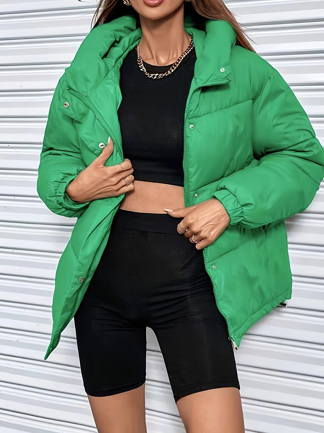 Giacca trapuntata leggera con cappuccio da donna - Abbigliamento invernale alla moda