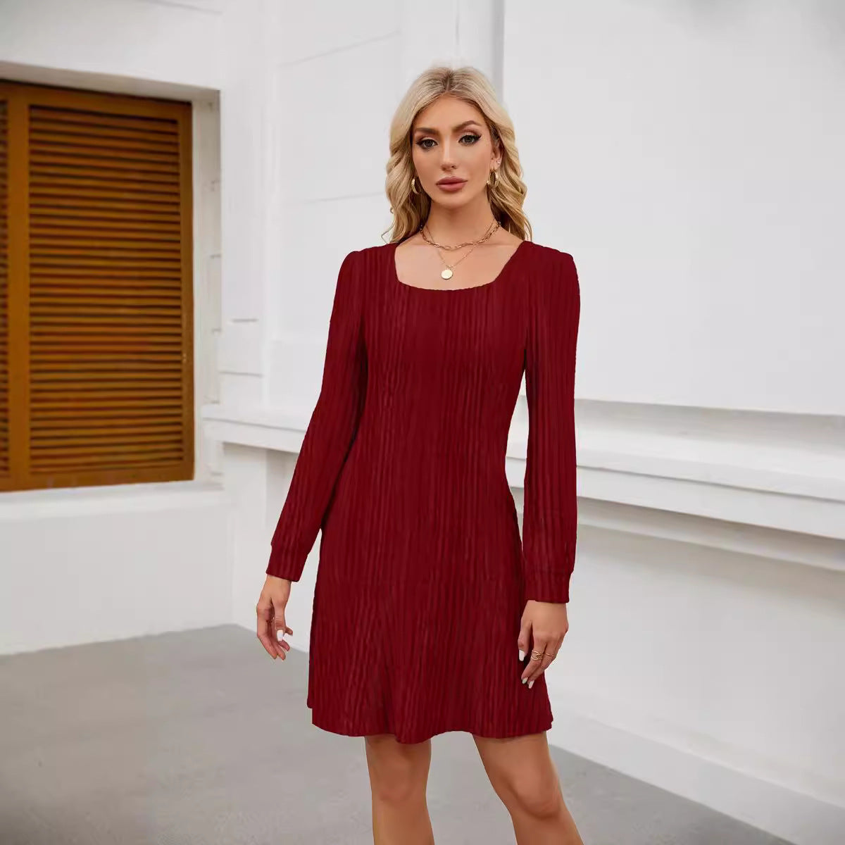 Abito corto da donna con scollo quadrato e maniche lunghe - Lusinghiero