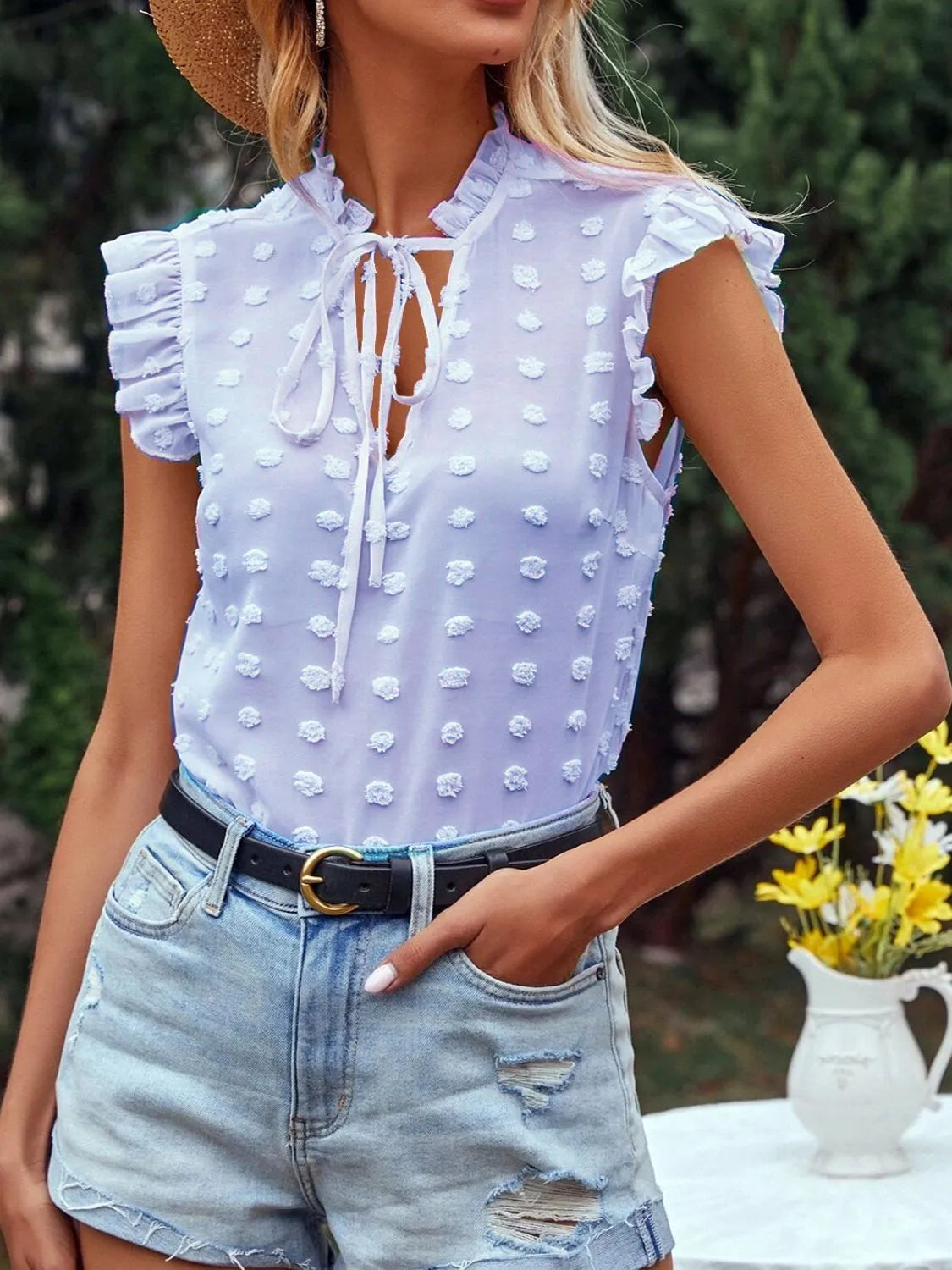 Elegante camicetta a pois con collo alto e volant