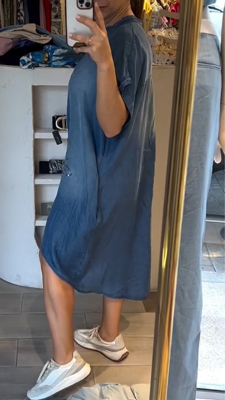 Abito casual in denim con scollo a V e bottoni, ideale per lo stile quotidiano