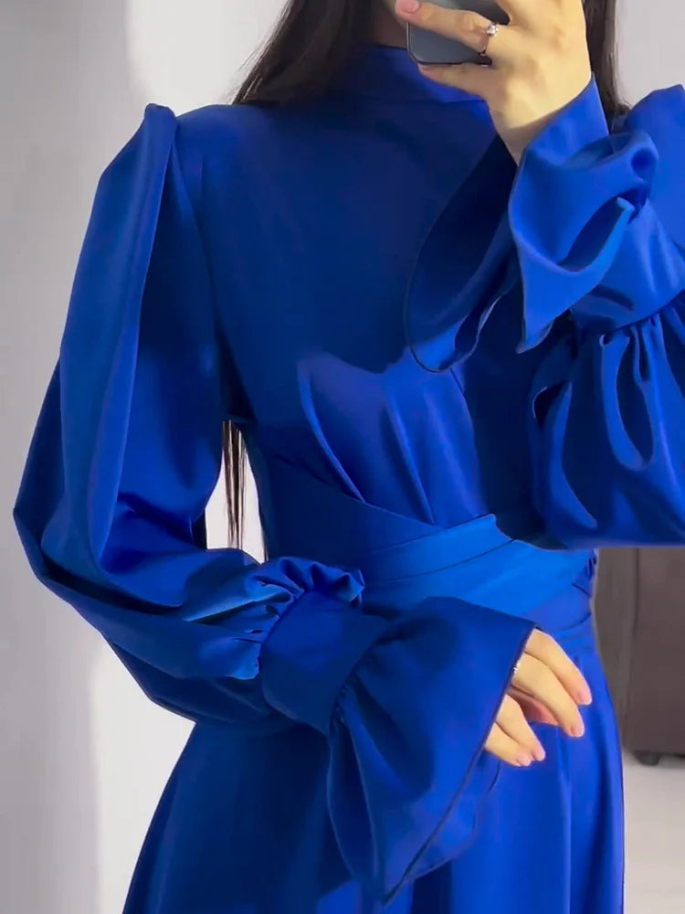 Elegant aftenkjole i satin til kvinder – Lang trapezformet kjole med lange pufærmer