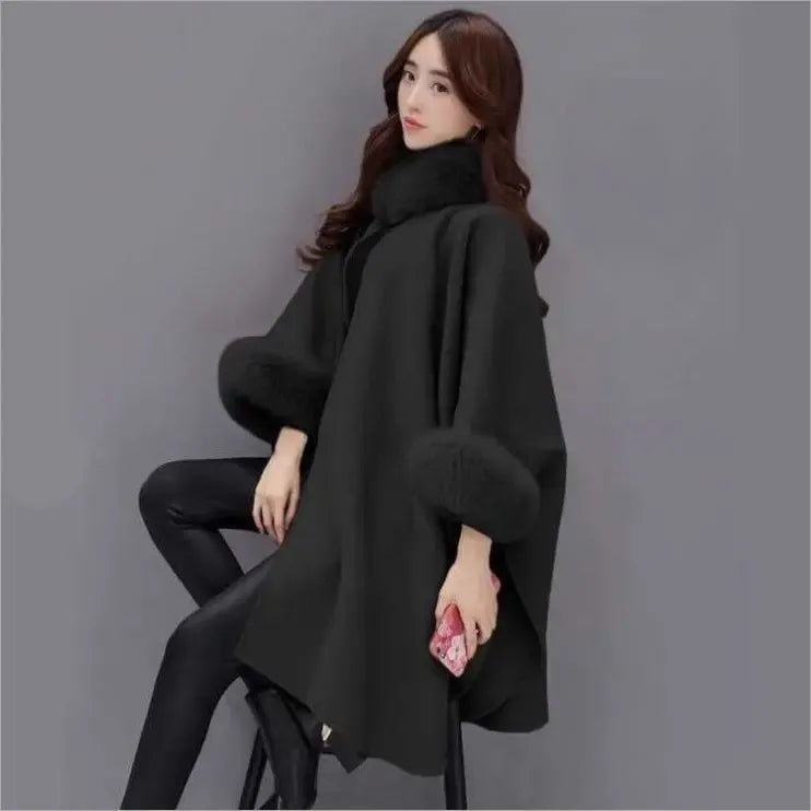 Mantella in lana - elegante mantella da donna con bordo in ecopelliccia