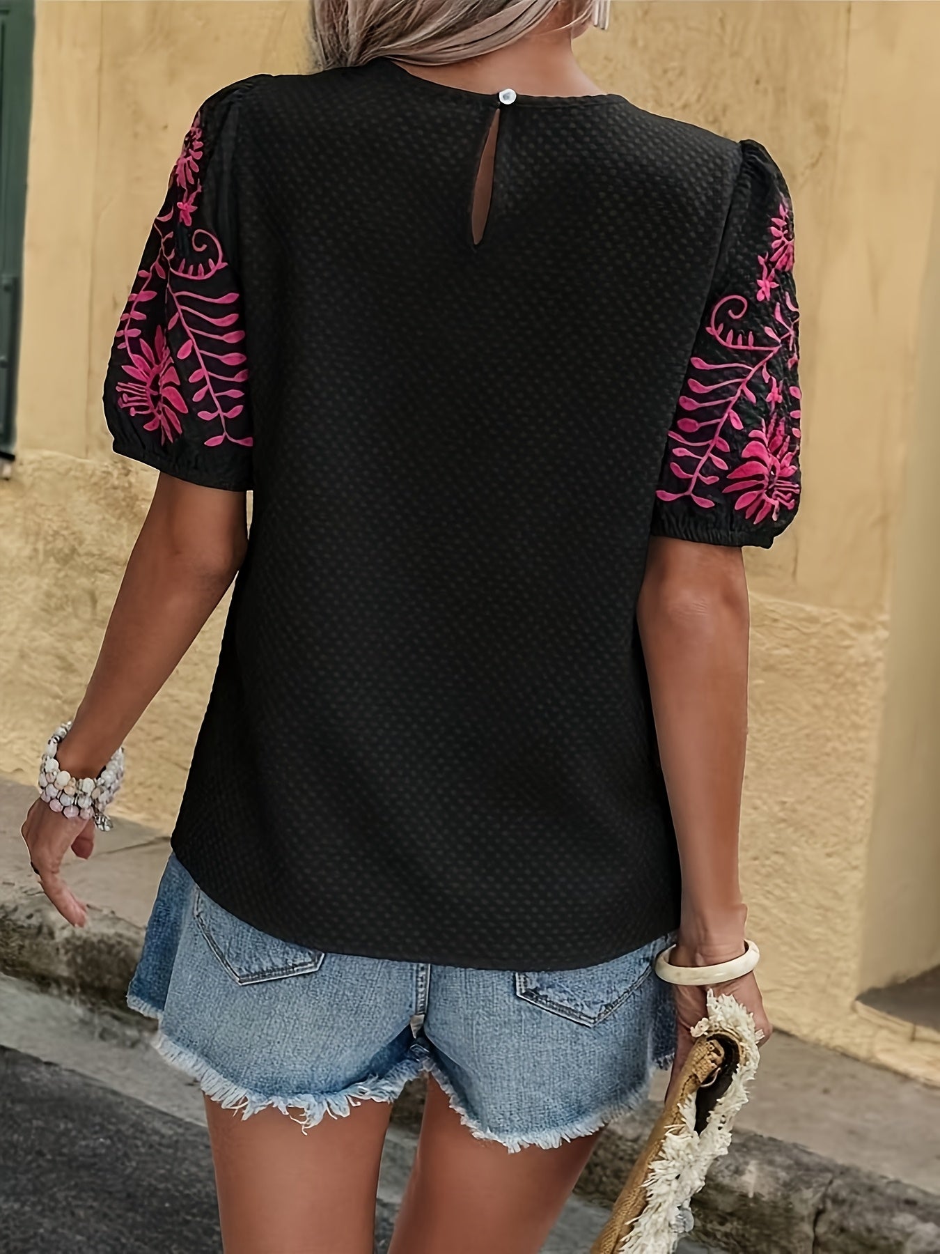 Top elegante con maniche a sbuffo da donna