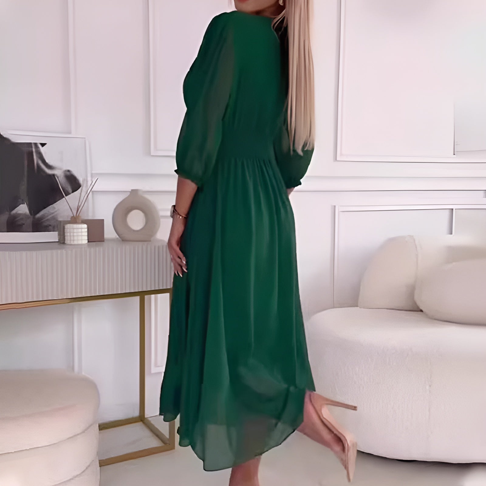 Donna avvolgente svasato da cocktail invitati al matrimonio Abito midi- Lusinghiero
