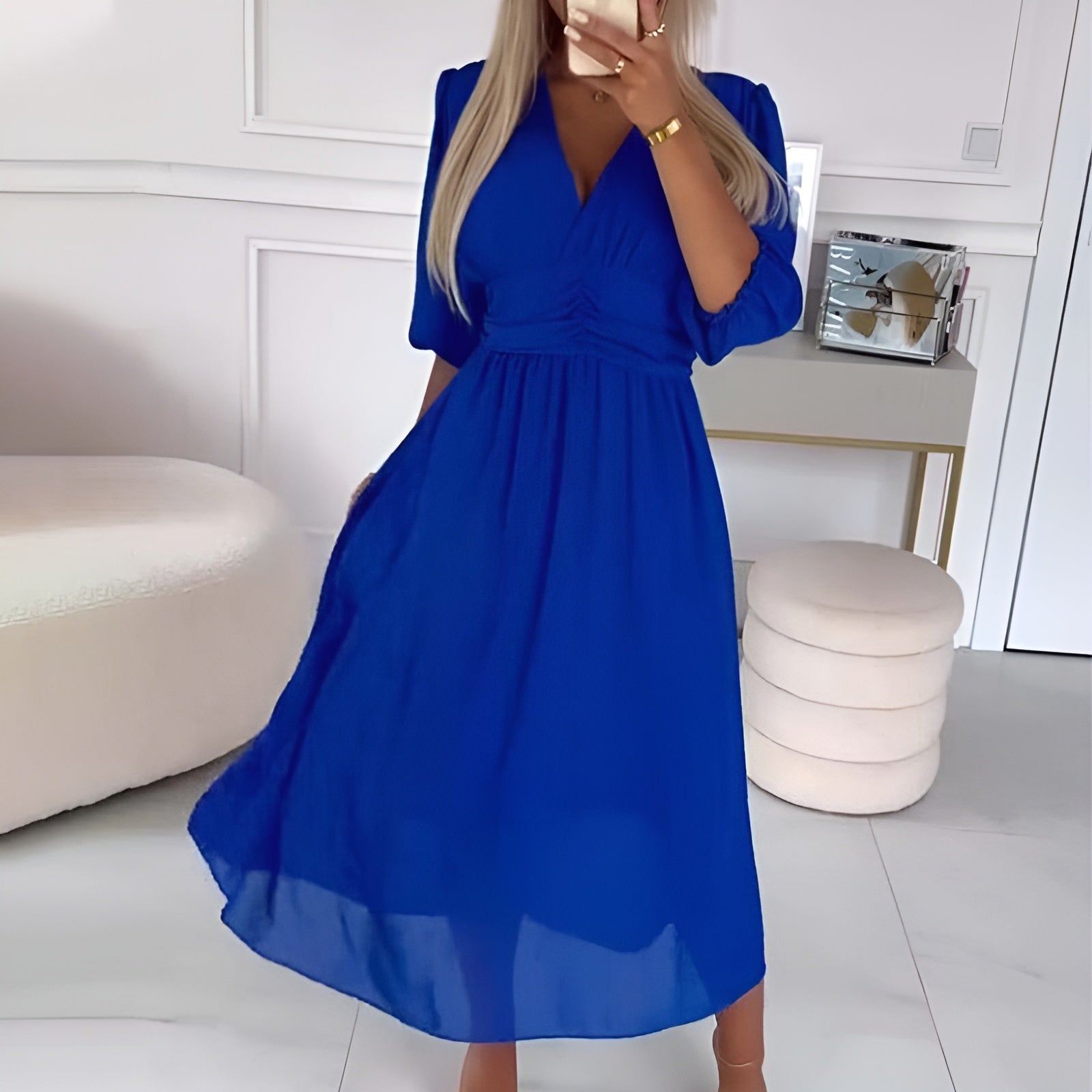 Donna avvolgente svasato da cocktail invitati al matrimonio Abito midi- Lusinghiero