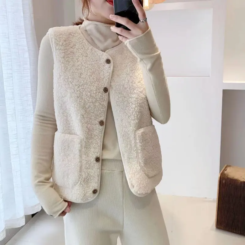 Gilet in sherpa - trendy gilet con bottoni da donna