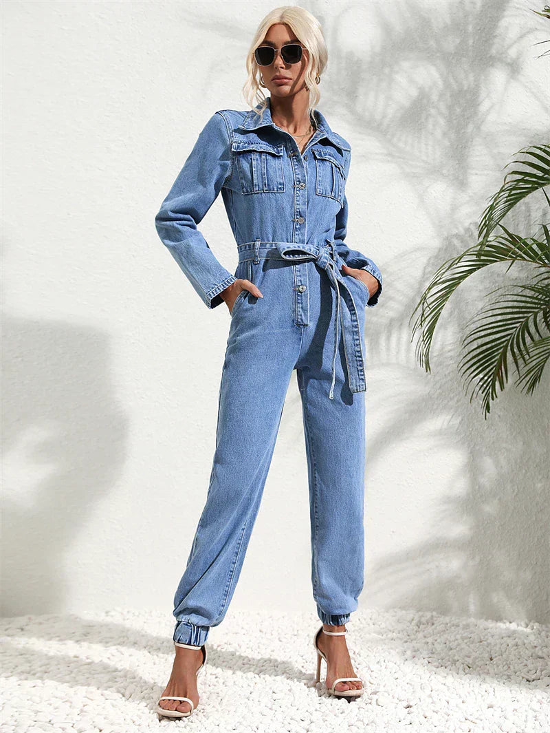 Tuta in denim da donna: comoda ed elegante in look denim